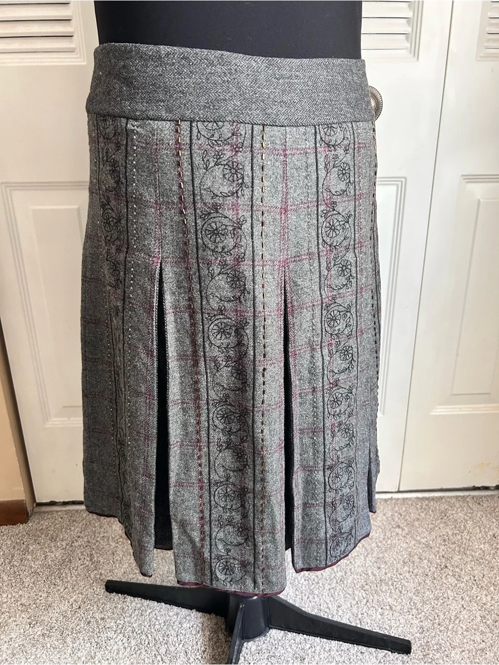 LOFT Ann Taylor Wool Blend Plaid Pleated Midi Skirt Gray Embroidered Size 14 - Picture 4 of 9